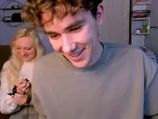 kevin_nix_ blonde cam babe in the chatroom offers her holes for banging