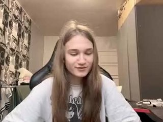 jewelldurham blonde cam babe in the chatroom offers her holes for banging