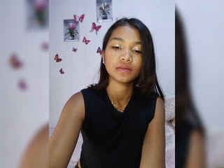 valentina15 elegant cam girl in a revealing bra online