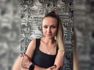 ritaclark depraved brunette cam girl presents her pussy sodomized