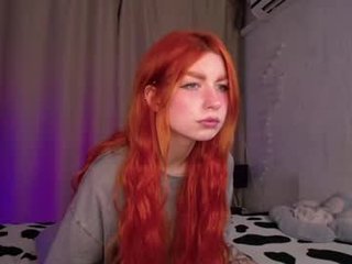 evaa_moonn_ russian cam girl playing with her juicy pussy while nobody is around to help her out with that