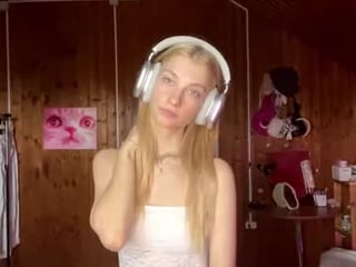 janicesivertsen depraved blonde cam girl presents her pussy drilled