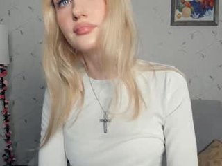 luckyy_tickets_ horny cam girl loves takes a cock deep in her pussy