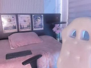 meredith_spencer horny cam babe with sexy little ass gets spread by dildo