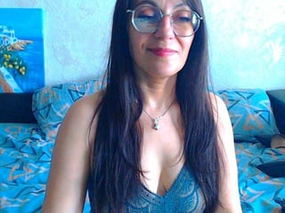 janettekitty elegant cam girl in a revealing bra online