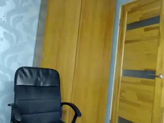 molli_and_tom elegant cam girl in a revealing bra online