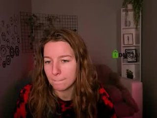 molly_lesser blonde cam babe in the chatroom offers her holes for banging