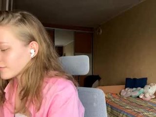 latoyiacuculich cute blonde cam girl gets her pussy banged very hard