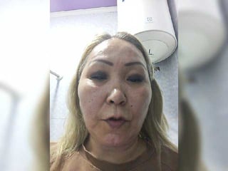 qweentis asian cam girl with blonde hair