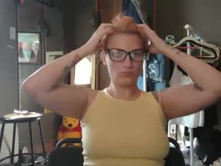 destineel cam girl showing big tits and big ass