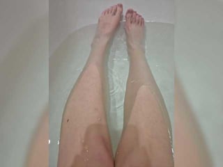 kira-feet blonde cam girl loves her feet showing