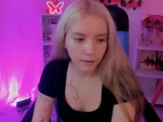 aurorawrenfield beautiful cam babe has the ever-willing mens at her service, and she uses him for all he's good for