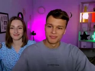 eva_smiith_ blonde cam babe in the chatroom offers her holes for banging