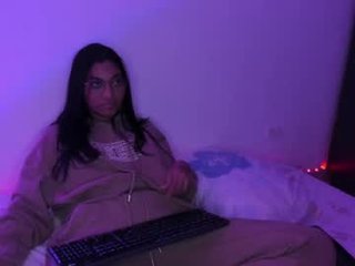 annetelynch cam girl showing big tits and big ass
