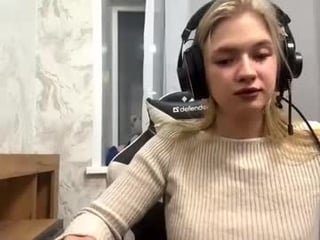 marryivie blonde cam girl with big boobs teaching how to have sex