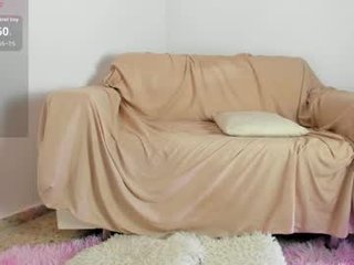 elirpo english cam girl show his beauty legs online
