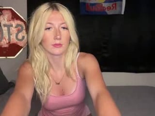 xoxovaleriee depraved blonde cam girl presents her pussy drilled