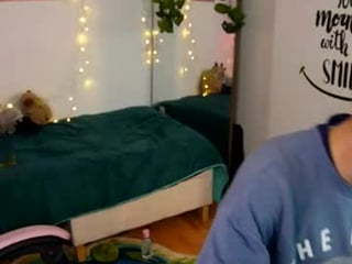 manzana_y_cebollin cam babe enjoys the best massage in her life