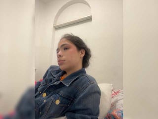 leiastone latina cam girl loves masturbates fast and strong on camera