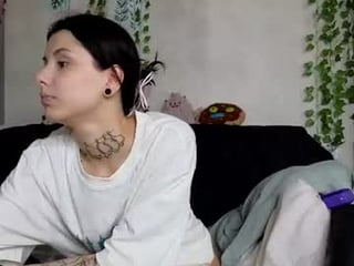 donnahinnes cam babe loves caresses her clit and pussy at the same time online