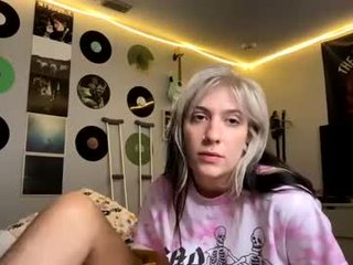dousometimescry1 english cam babe likes masturbating live during her adult sessions