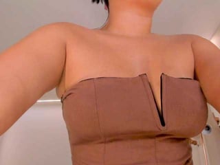 gabriellalee latina cam babe brings live sex to him online