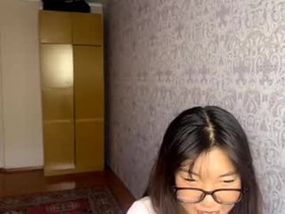 chantaycefalo asian cam girl shows perfect ass