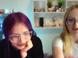 technical_face_powder_error deutsch cam girl shows foot fetish action