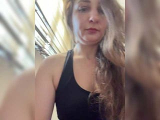 creamraspberrya depraved brunette cam girl presents her pussy sodomized
