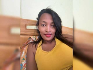 cynthia-1 asian cam girl with blonde hair