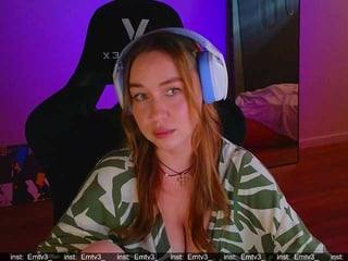 emili1- depraved brunette cam girl presents her pussy sodomized