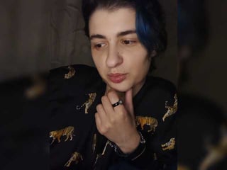 cybersiren beautiful cam babe has the ever-willing mens at her service, and she uses him for all he's good for