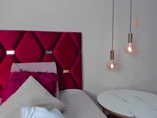 cassiehiltonn latina cam girl likes to sit naked on camera
