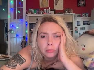 platinum1998 depraved blonde cam girl presents her pussy drilled