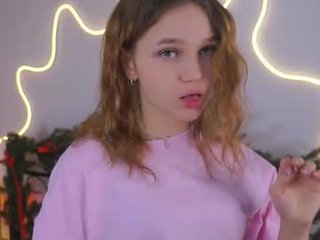 retaherth depraved blonde cam girl presents her pussy drilled