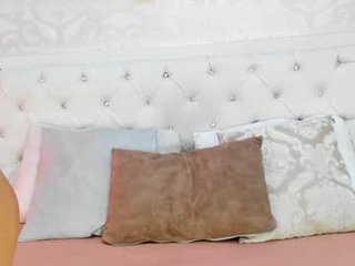 arianna_cox cam babe loves caresses her clit and pussy at the same time online