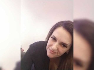 sweethands cute brunette cam girl gets her pussy banged very hard