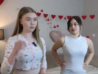 cutebuthott french cam babe loves show live kiss action