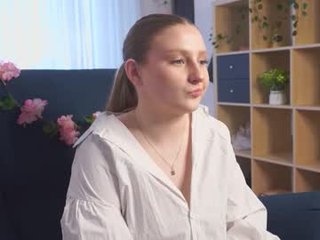 aracelieovaldi cam girl showing big tits and big ass