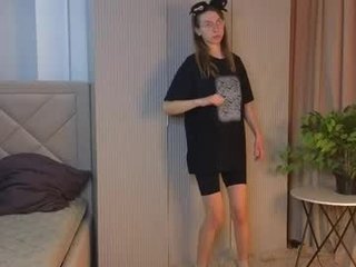 clarindakluse cam girl wants gets spanking action on camera