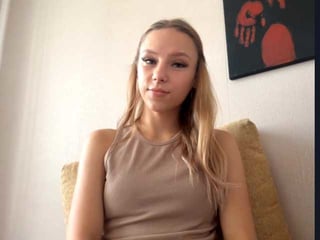 valdatome elegant cam girl in a revealing bra online