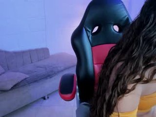 ivy_dl cam babe with big tits loves live foot fetish