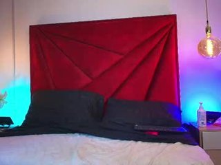 nahomiross depraved blonde cam girl presents her pussy drilled