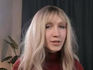 mariambuff cute blonde cam girl gets her pussy banged very hard