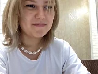 alannaboisen asian cam girl with blonde hair
