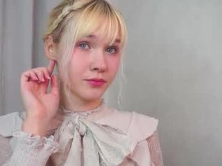 saraigoodrick depraved blonde cam girl presents her pussy drilled