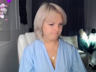 emmmam cam girl showing big tits and big ass