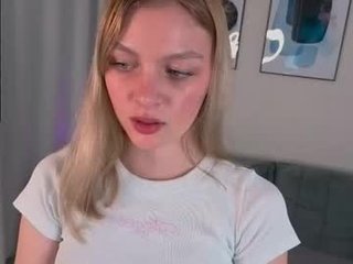 pennywilliams nude cam girl presents oilshow on camera
