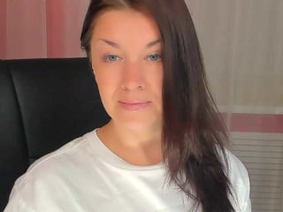 anamills cam girl in beautiful lingerie girl shows off her pussy on camera