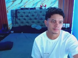 crisandmery latina cam girl likes to sit naked on camera